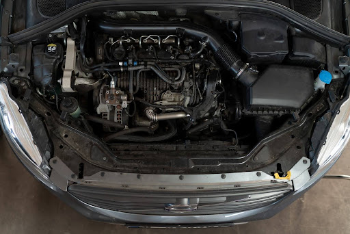 moteur-de voiture-en-révision